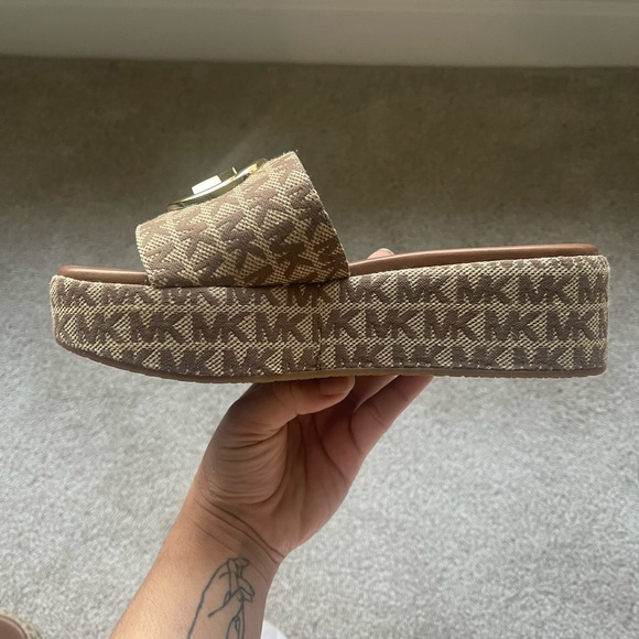 I am selling this Vite Michael kors platform sandals ! - Picture 4 of 7